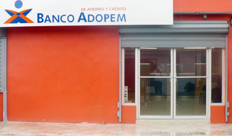 Asaltan sucursal del banco Adopem
