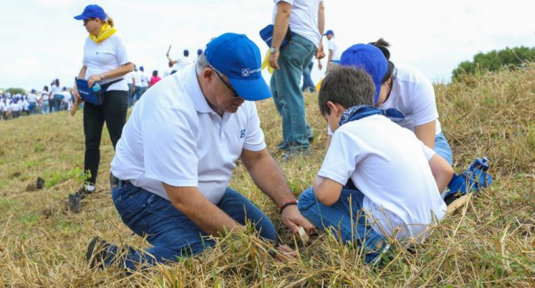 Empleados AFP Popular reforestan en la sierra