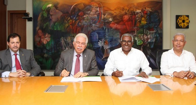 BHD León e INTEC acuerdan financiar carreras universitarias