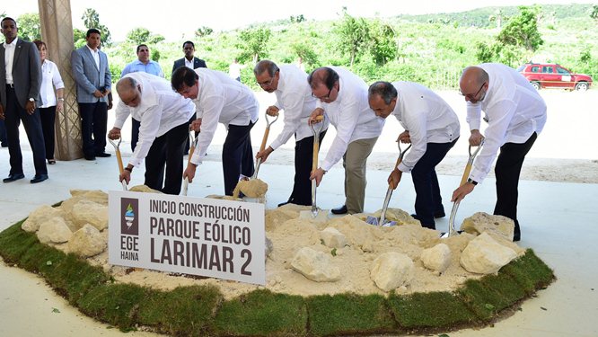 Más energía limpia: Danilo Medina da primer palazo parque eólico Larimar 2 en Barahona