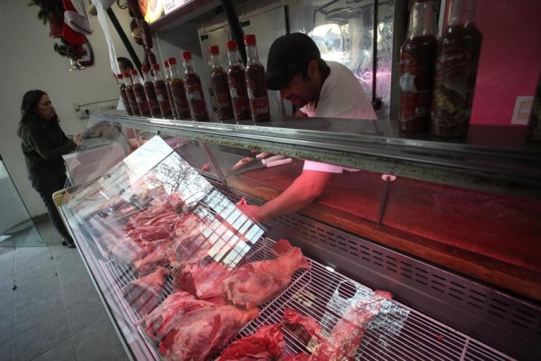 Incrementan ventas de pollos y cerdos