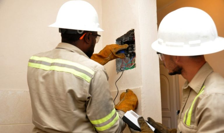 EDEESTE instala sistema de energía prepago a Moradores de La Nueva Barquita