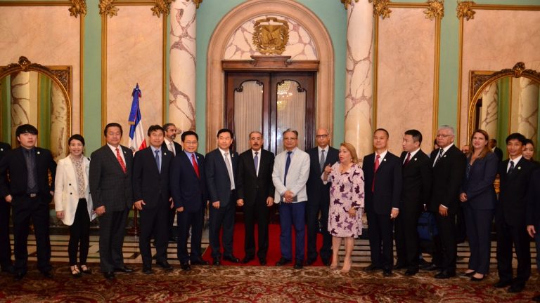 RD recibe a empresarios asiáticos interesados en desarrollar proyectos textiles
