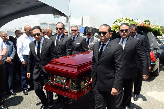 Familiares y amigos dan último adiós al empresario Rafael Perelló