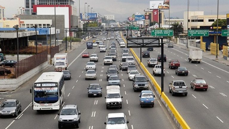 Denuncian DGA permite entrada de carros con más de cinco años de uso