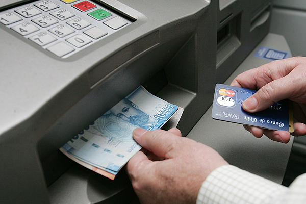 Cómo operaban los hackers acusados de hacer que los cajeros automáticos escupieran dinero