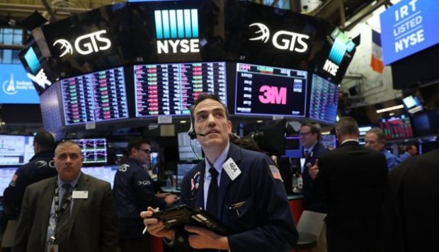 Wall Street cierra con leve alza: Apple y Facebook subieron más de 1 %