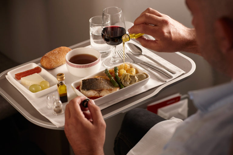Comer en el avión es extremadamente caro
