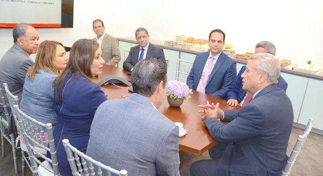 Ministro de Industria y  Comercio se reúne con ejecutivos de Texaco