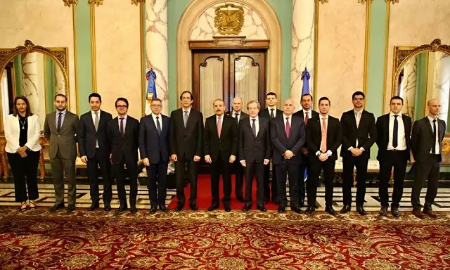 El presidente Danilo Medina recibe a representantes de Mouvement Enterprise France