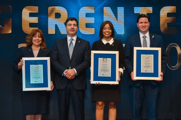 Banco Popular Dominicano premia a sus gerentes más destacados