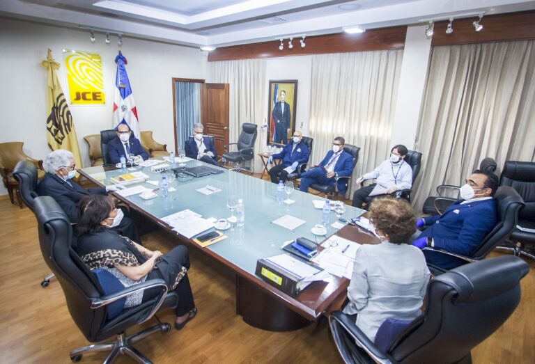 Pleno JCE se reúne con Subdirectores de Informática; impresión del padrón local inicia mañana