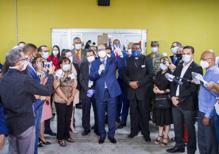JCE muestra cómo opera el circuito de votación en el   colegio electoral: Supervisan inicio de clonado escáneres