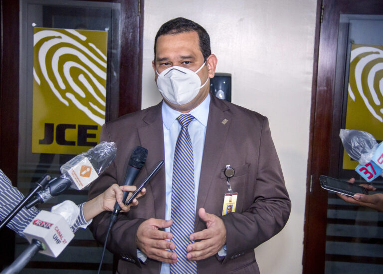 JCE desmiente haya dificultades para integrar colegios electorales; Cuenta con 222,554 personas dispuestas a trabajar