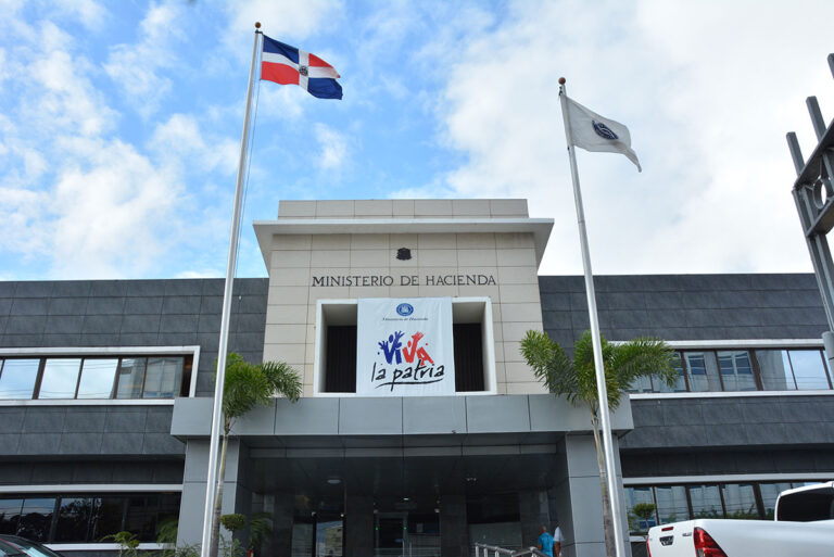 Ministerio Hacienda y 7 financieras acuerdan anticipo al ISR por RD$25 mil MM