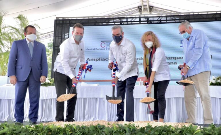 Abinader asiste a  ampliación Tabacalera García mayor productora de cigarros del mundo