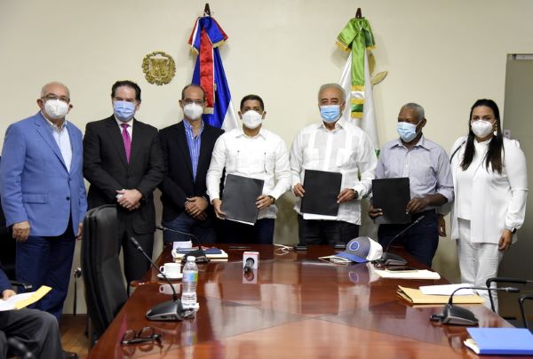 Agricultura establece acuerdo para garantizar producción de tomate