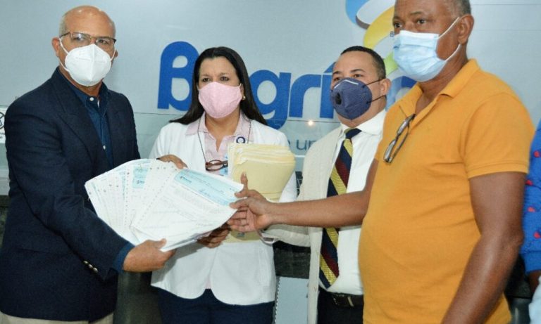 Gobierno entrega RD$250 millones a productores de cebolla