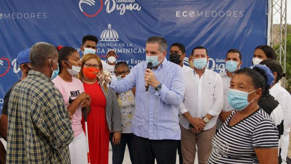 Neney Cabrera entregó 10 viviendas a familias de escasos recursos