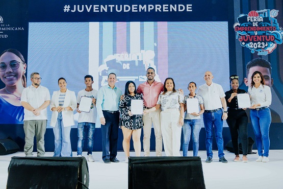 Jóvenes reciben préstamos para emprender durante Feria