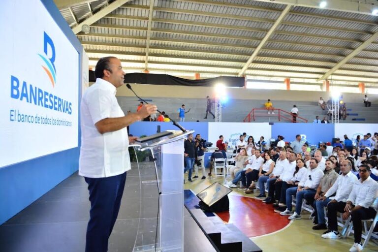 Banreservas congrega jóvenes con «Bancarizar es Patria» animado por Alofoque