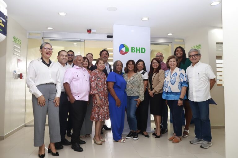 BHD capacita a adultos mayores en nuevas tecnologías