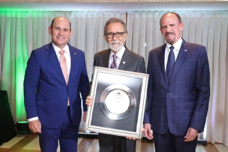 Banco Caribe reconoce al empresario Edmundo Aja