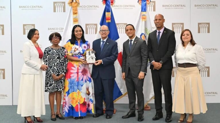BCRD dona obras literarias a la Biblioteca Abigaíl Mejía, del Ministerio de la Mujer