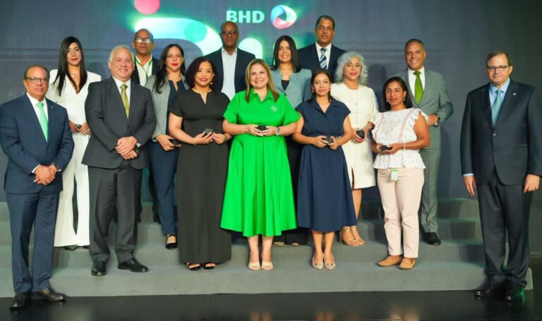 BHD reconoce a 997 empleados